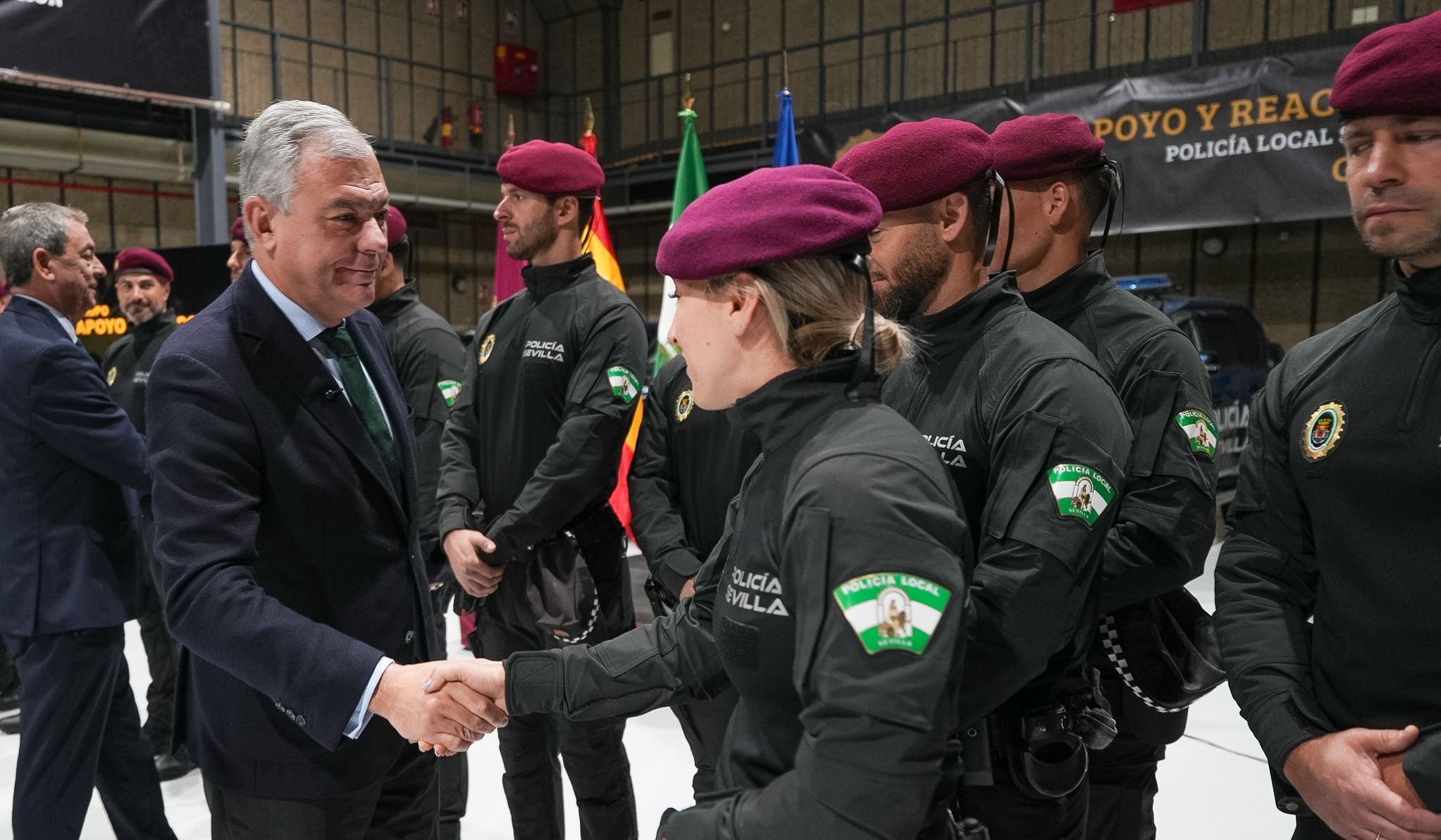 El alcalde de Sevilla, con la nueva unidad de Policía Local.