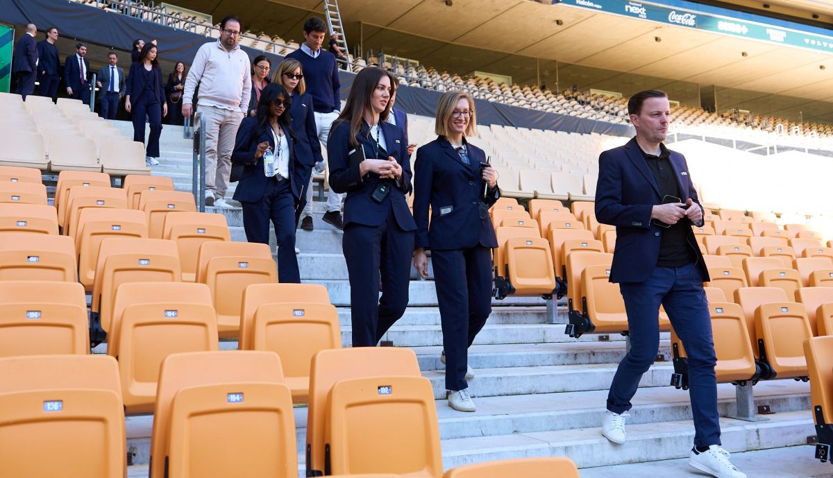 El paso de los inspectores por las gradas.