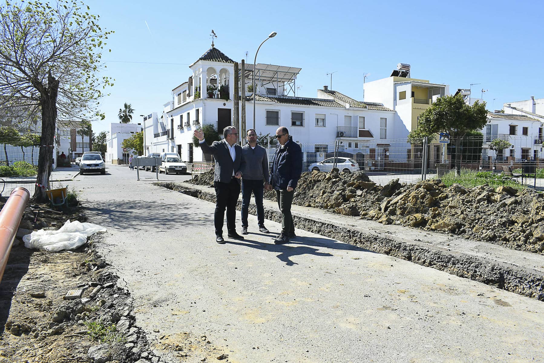 La visita del alcalde a las obras en Los Palacios.