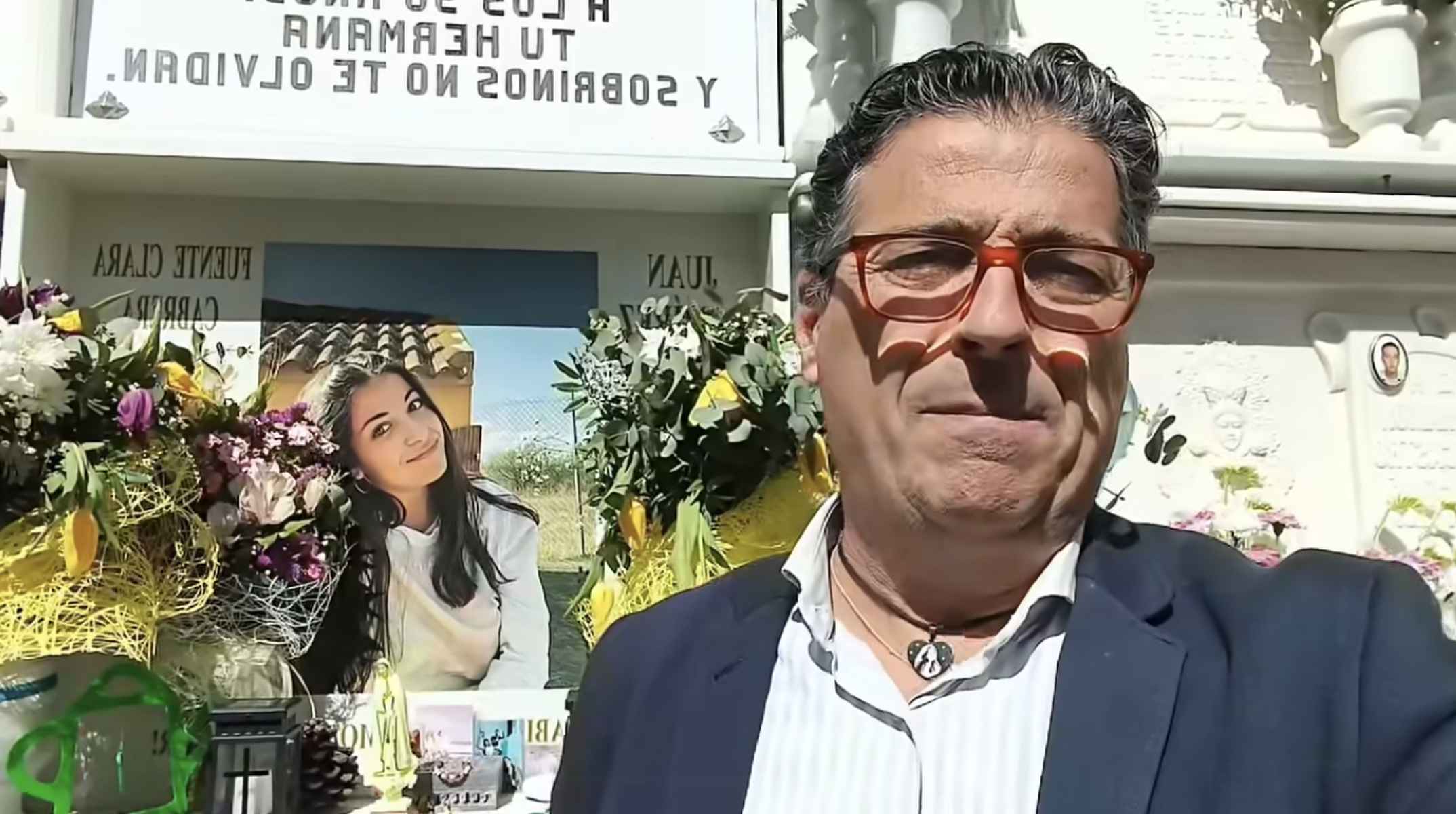 El padre de Fuente Clara, delante de la tumba de su hija.