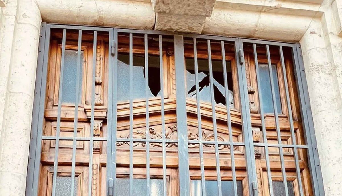 Cristales rotos en la oficina de turismo del Ayuntamiento de Valencia.