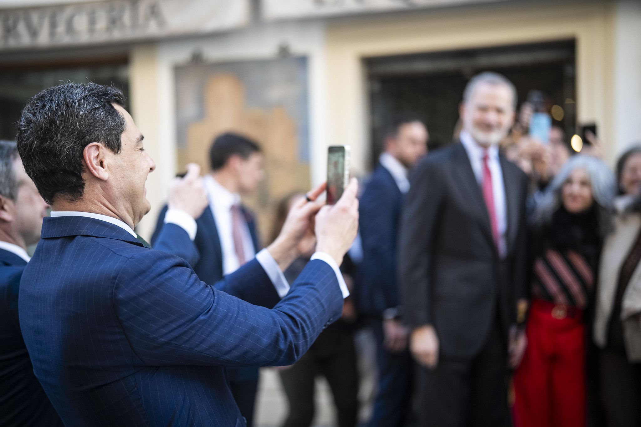 El presidente de la Junta, Juanma Moreno, hace una fotografía al rey Felipe VI junto a vecinas de Jaén, este pasado martes.