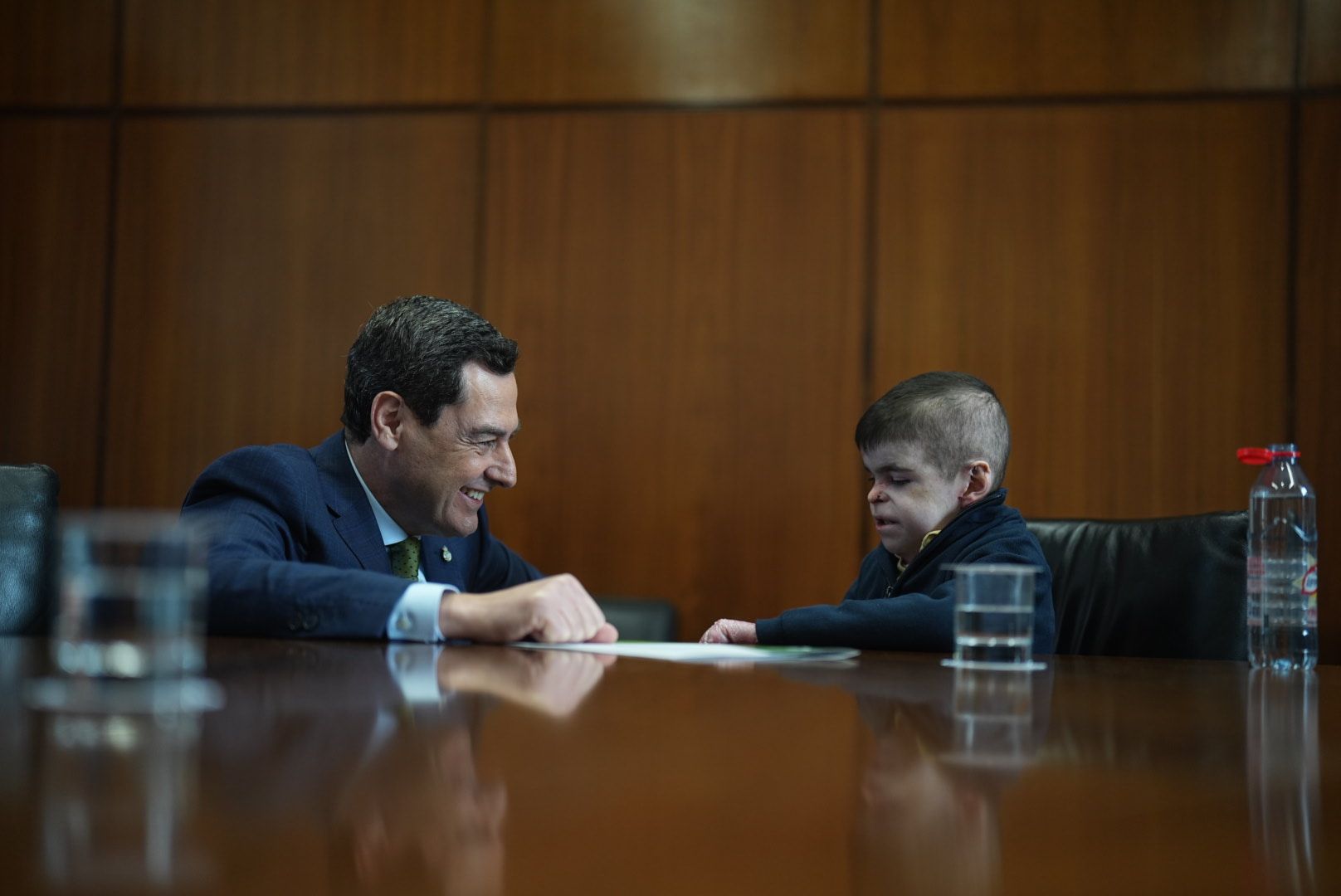 Juanma Moreno en el Parlamento junto a Leo.