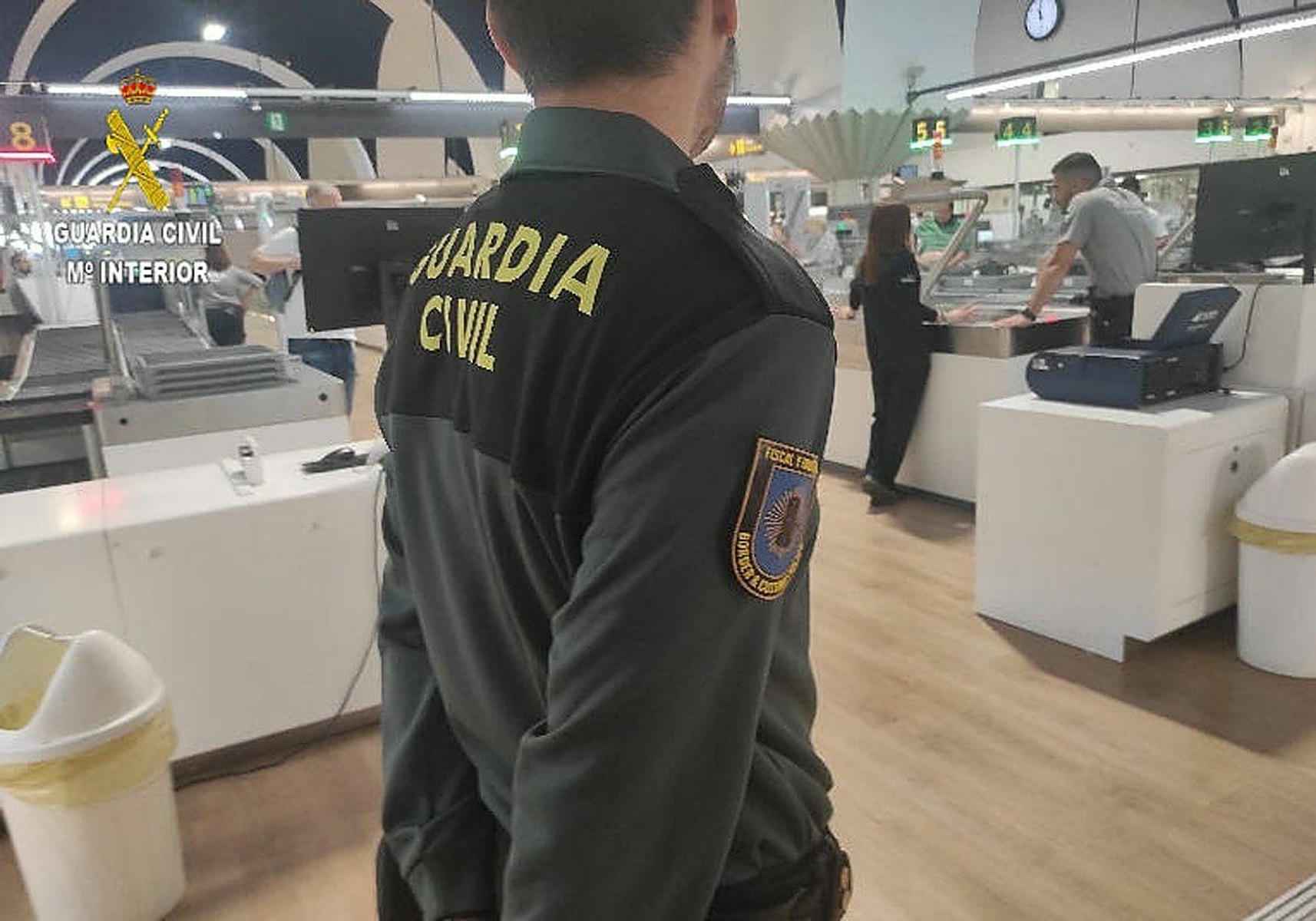 Agente de la Guardia Civil en el Aeropuerto de Sevilla.