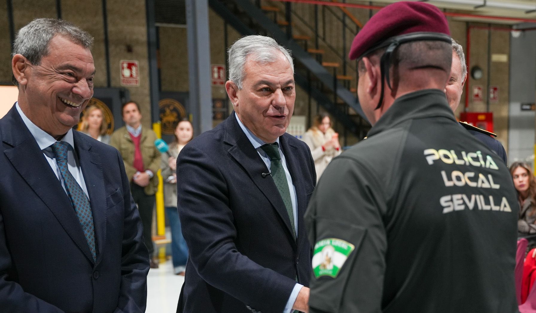 El alcalde de Sevilla, con la nueva unidad de policías locales.