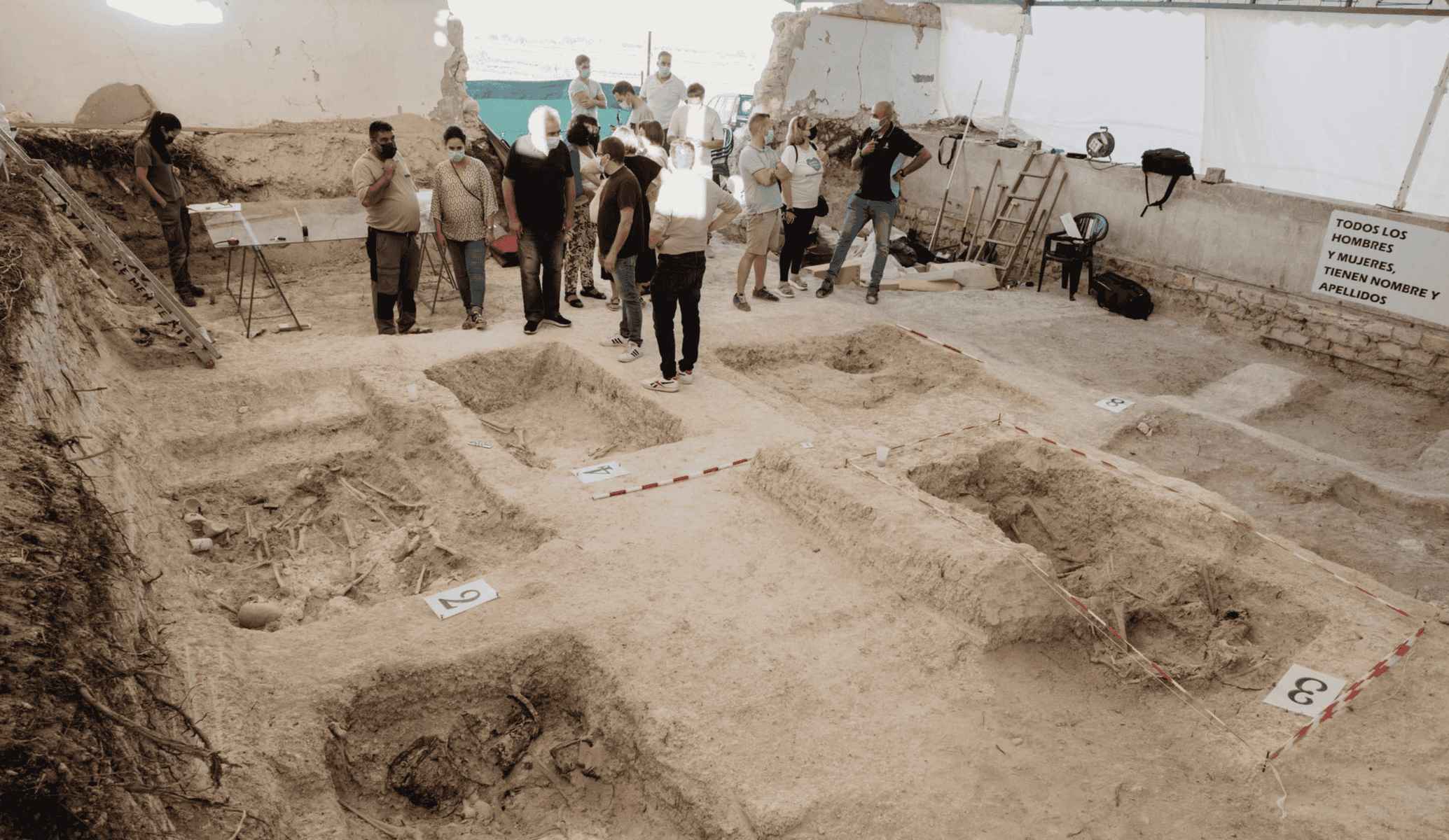 Labores de investigación en el patio civil del cementerio municipal de Trebujena.