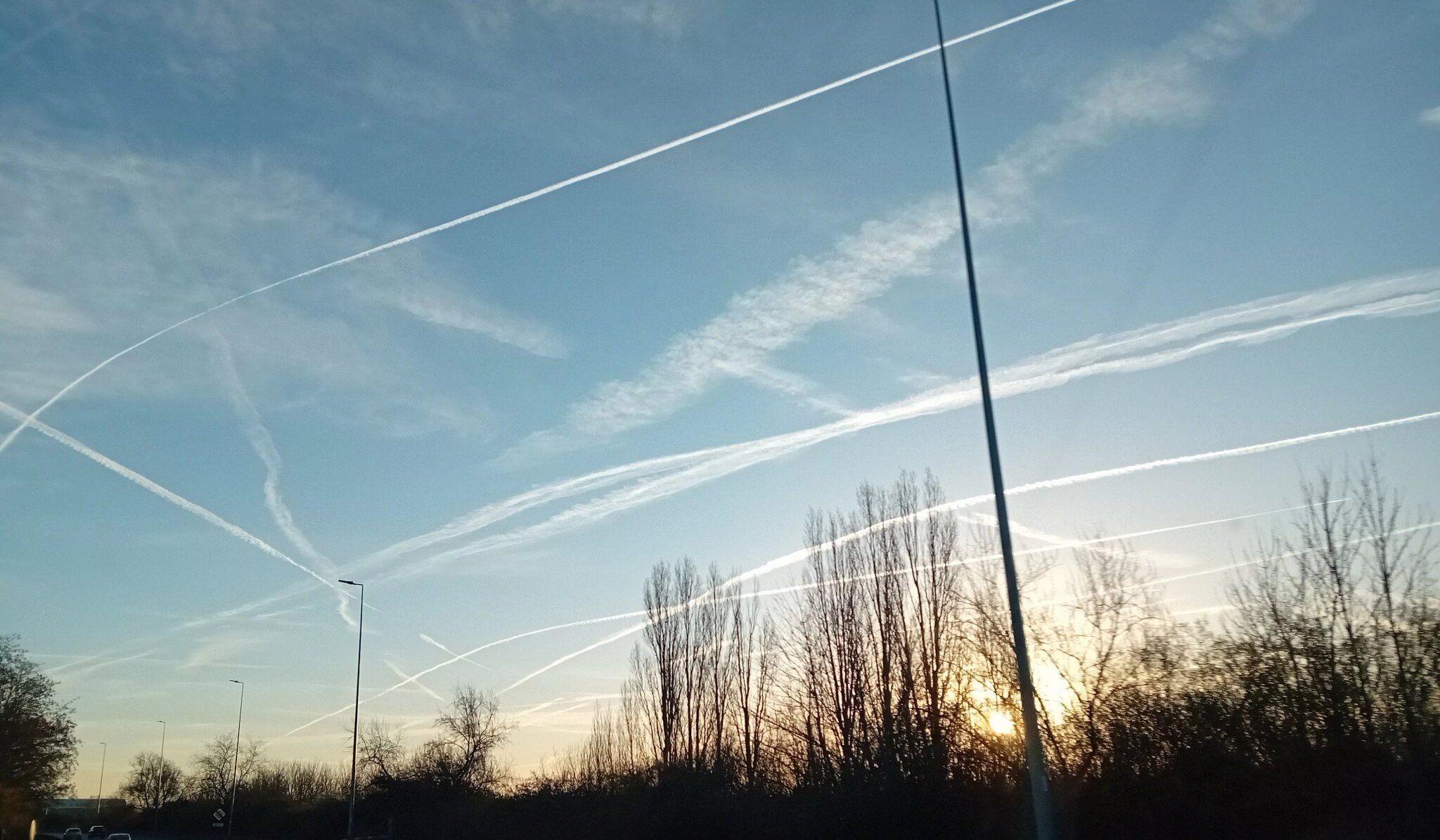 Estelas de condensación al paso de aviones, denunciadas como 'chemtrails' en redes sociales esta semana.