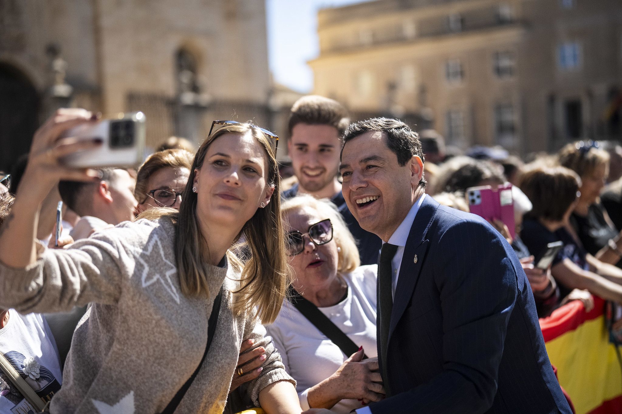 El presidente de la Junta, haciéndose selfies en Jaén este martes.
