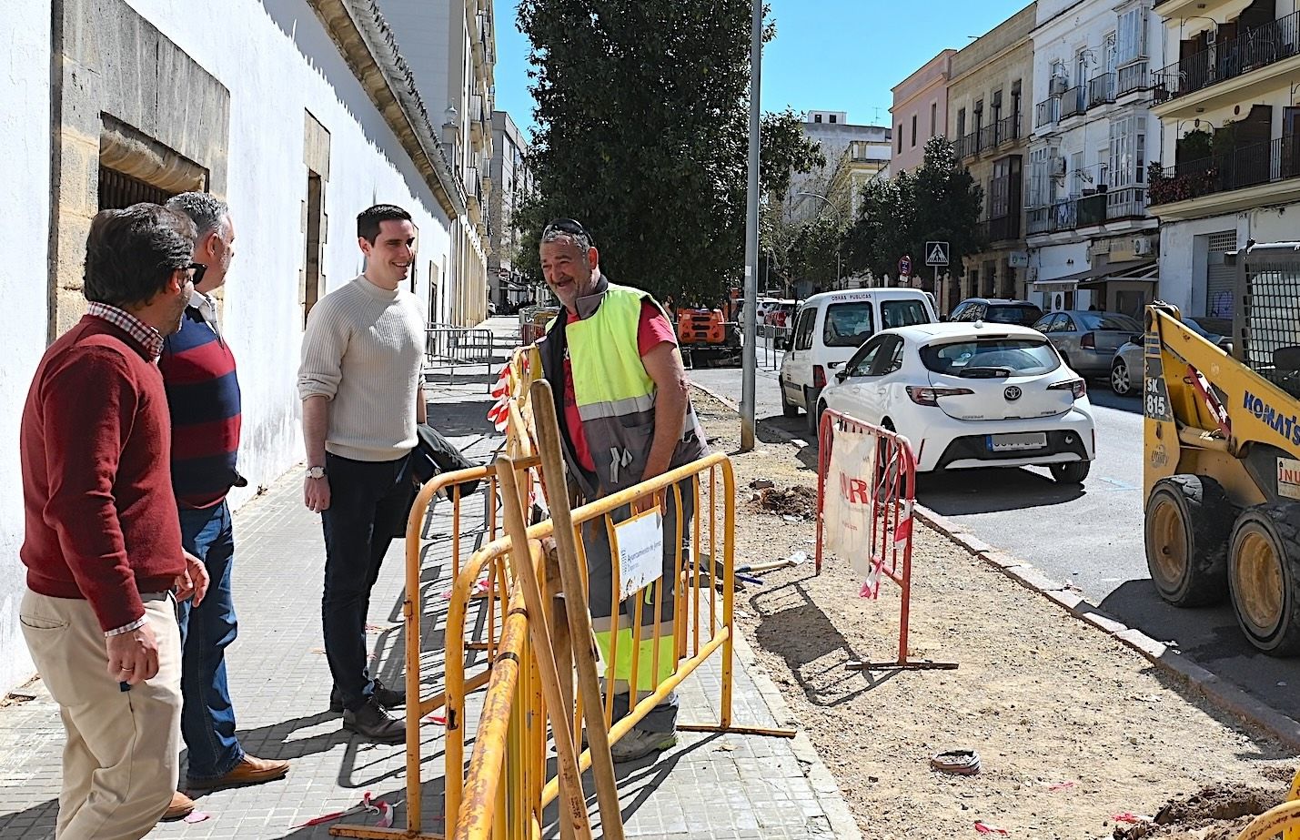 Espinar supervisa los trabajos en Porvenir, la primera de las 25 calles de Jerez cuyos acerados serán reformados integralmente.