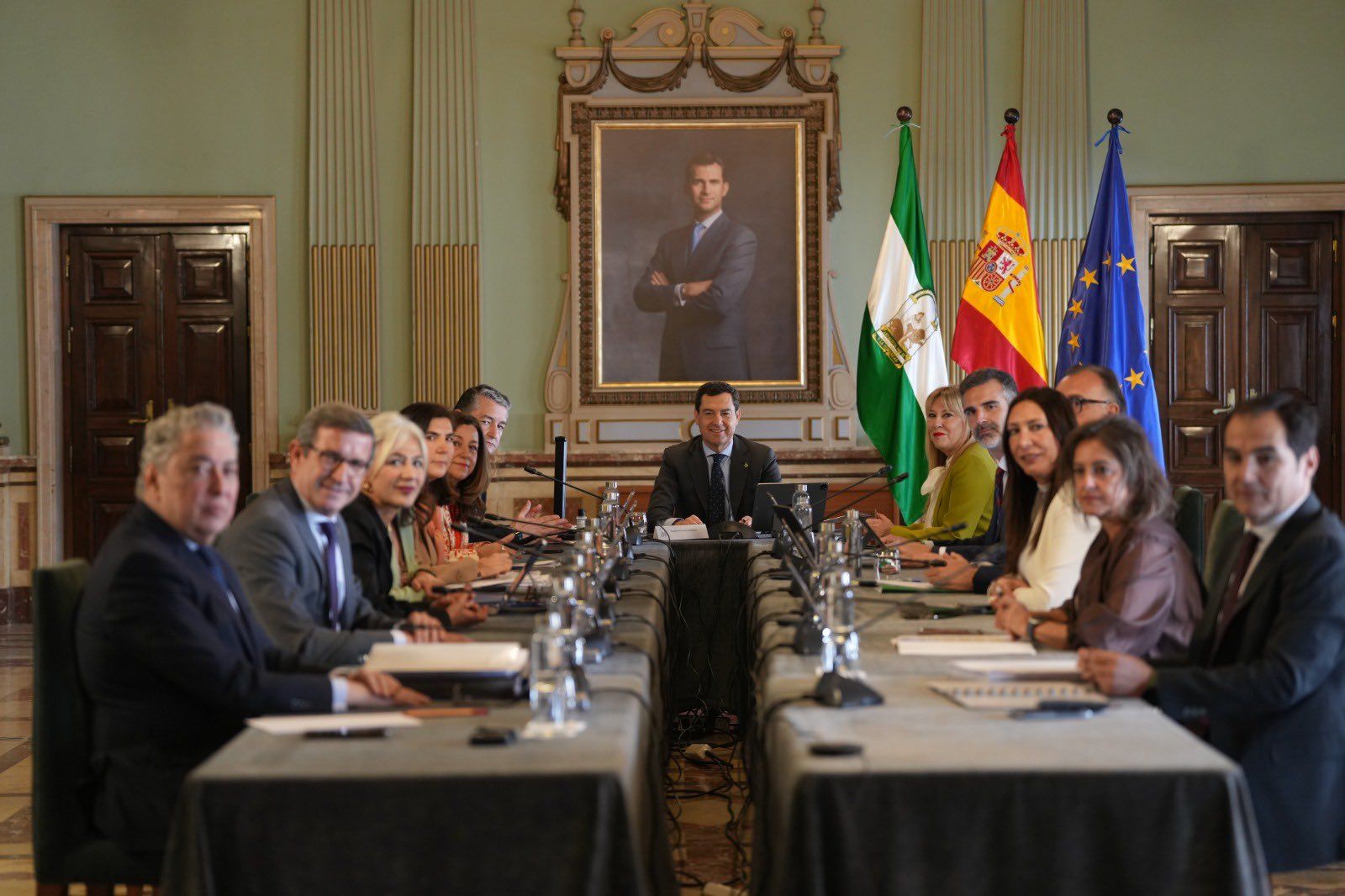El Consejo de Gobierno andaluz, presidido por Juanma Moreno, que ha ratificado internamente el convenio, preparándolo para la firma con Zona Franca y Ayuntamiento.