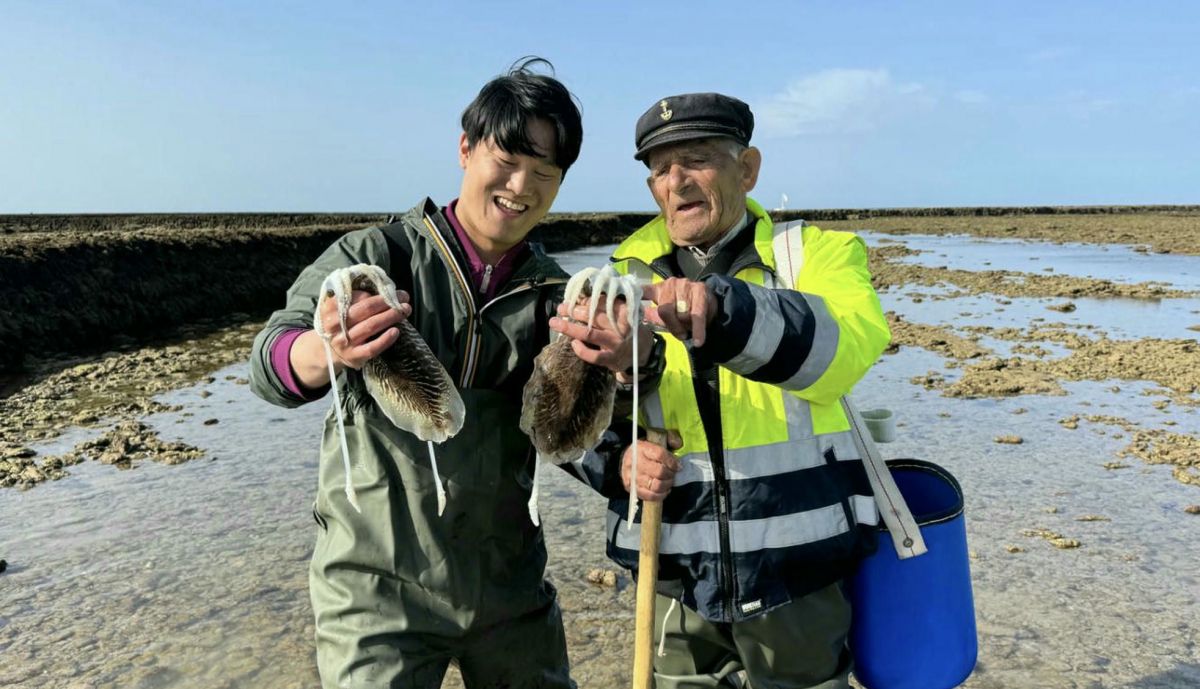 Un equipo de Corea del Sur graba un programa en Rota.
