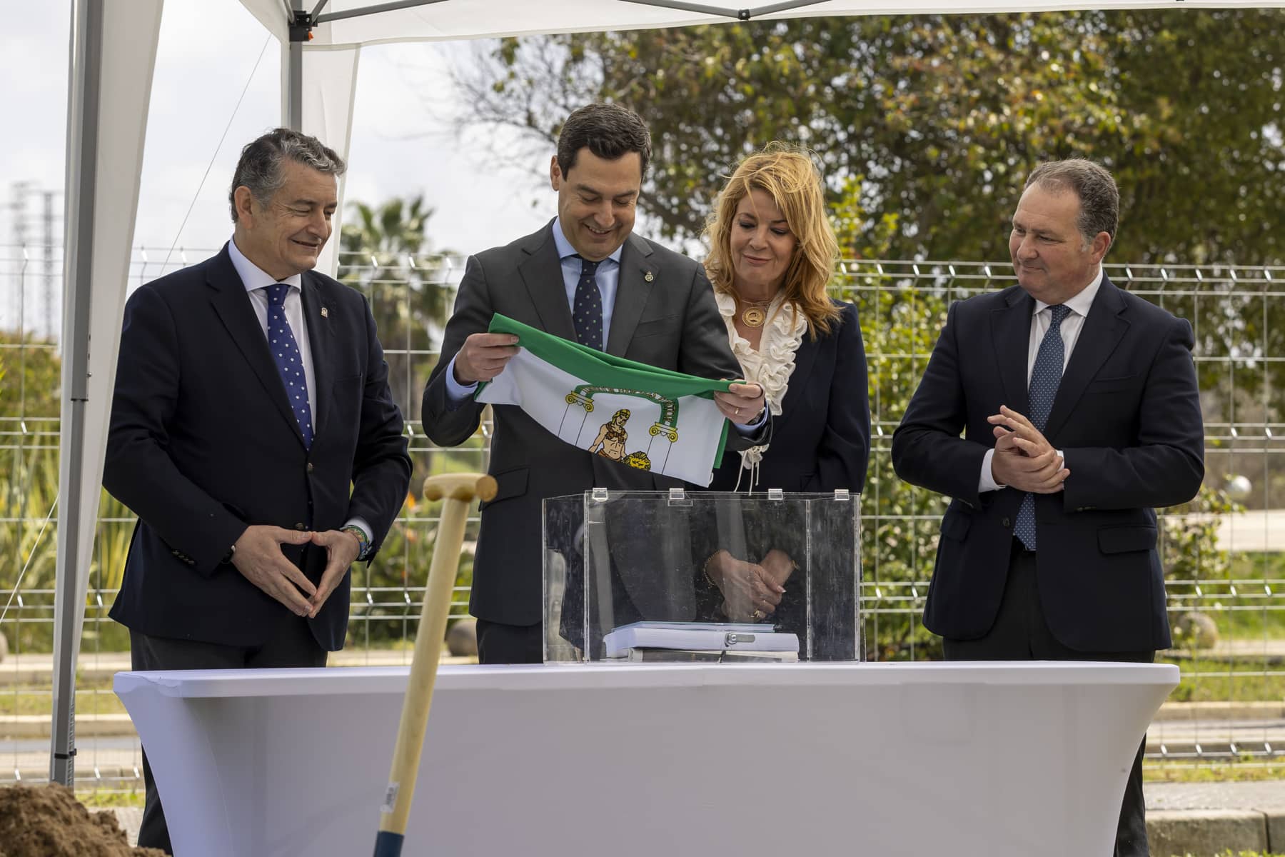 Juanma Moreno, con Antonio Sanz, la alcaldesa de Huelva y el delegado de la Junta en la provincia, este miércoles.