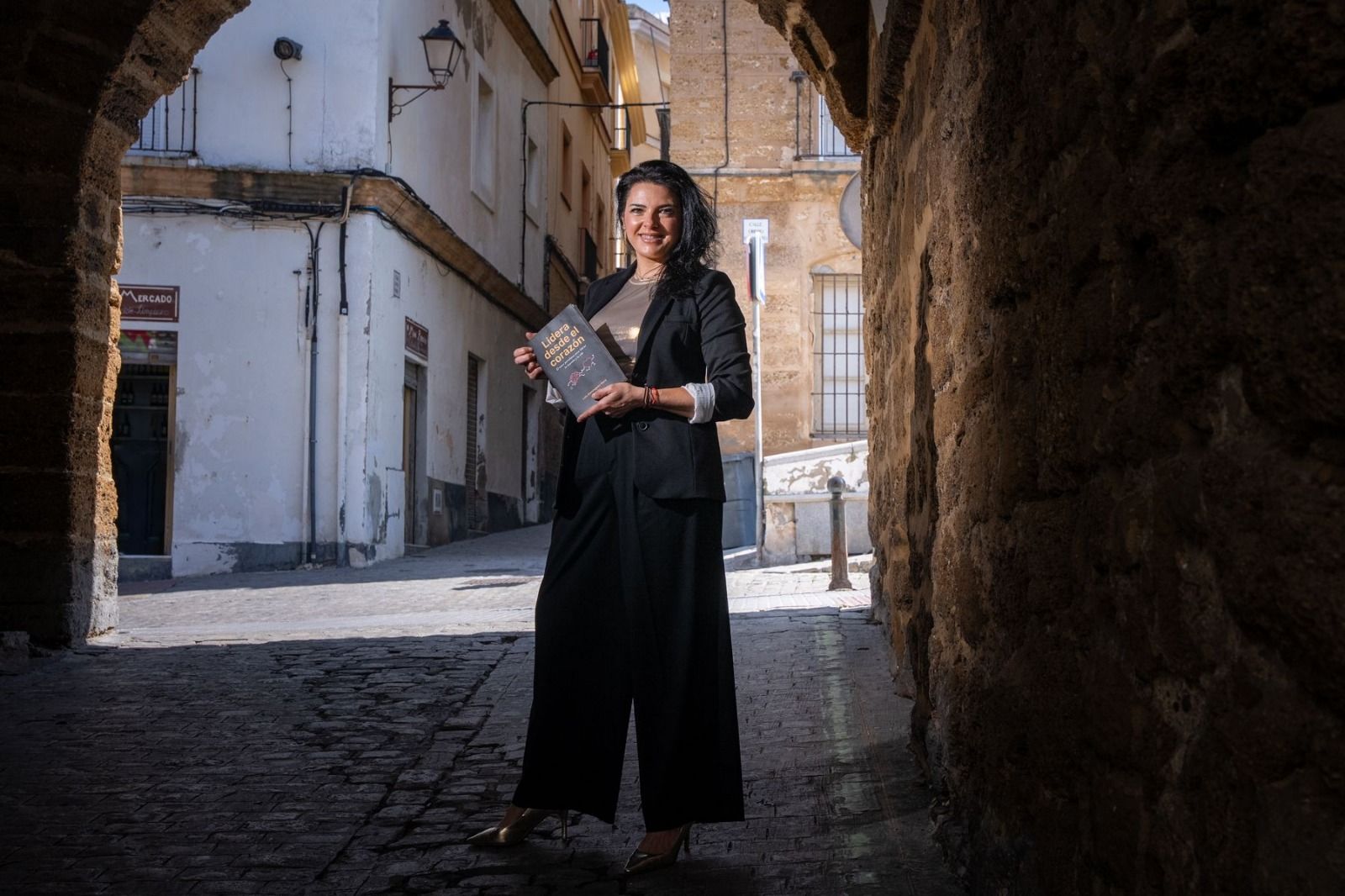 La jerezana Lola Domínguez, posando con un ejemplar de su libro.