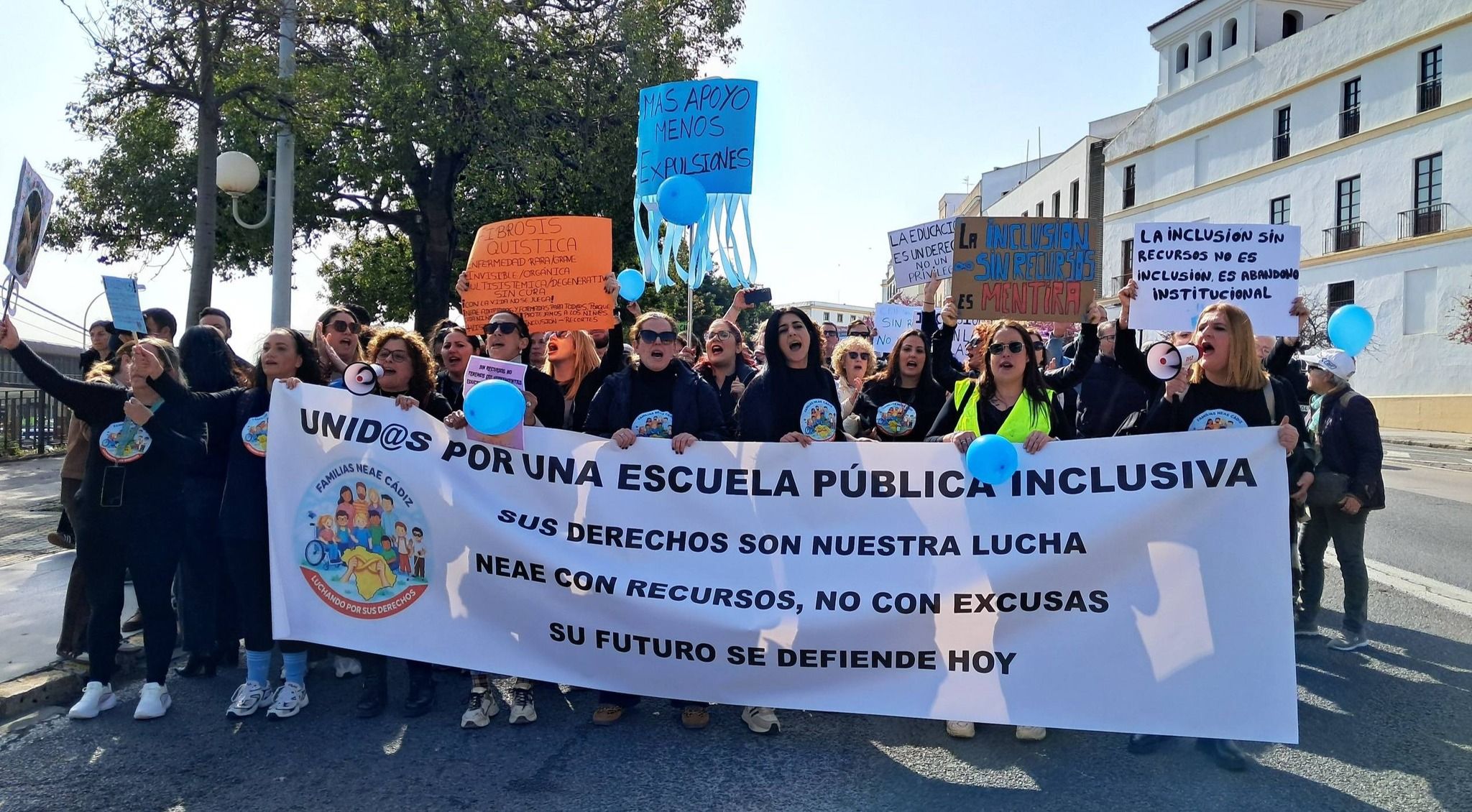 Así ha sido la manifestación de las familias del alumnado con necesidades especiales en Cádiz. (1)