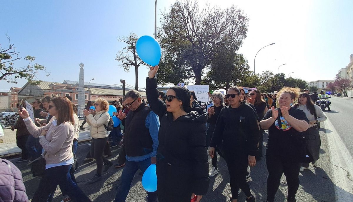 Un momento de la manifestación en Cádiz. (1)