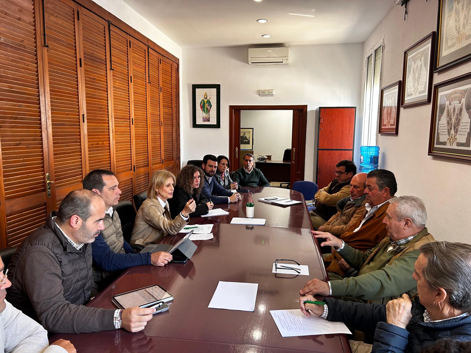 Reunión del PP con responsables de la cooperativa San Dionisio en Jerez.