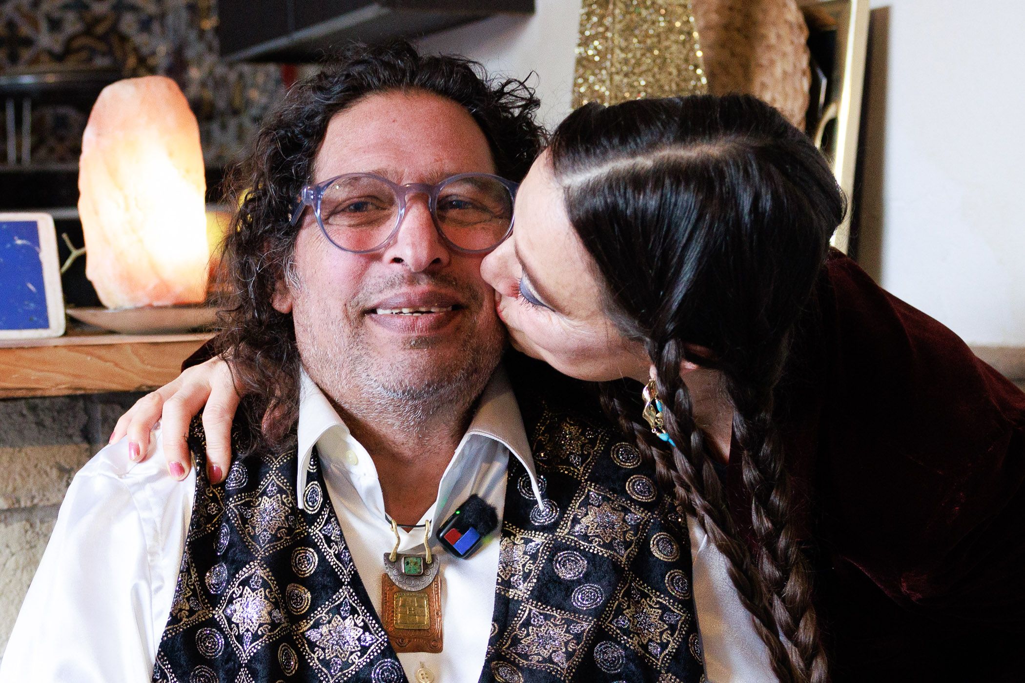 José Caraoscura junto a su mujer, Mhijea Olga Portas, en su casa de Chiclana, este miércoles.