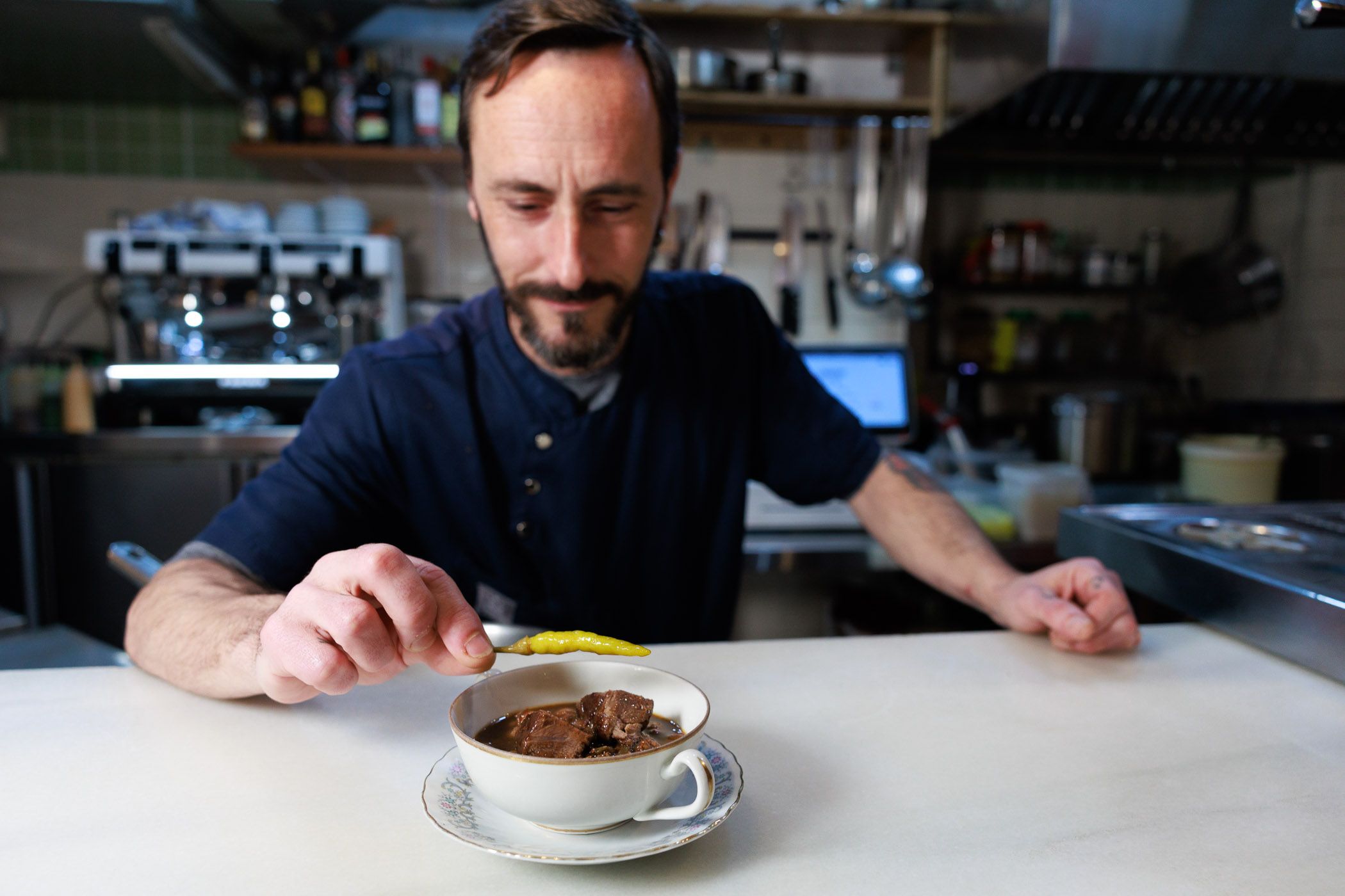 El chef Mario Pizarro, emplantando un guiso de garbanzos con carrillá.