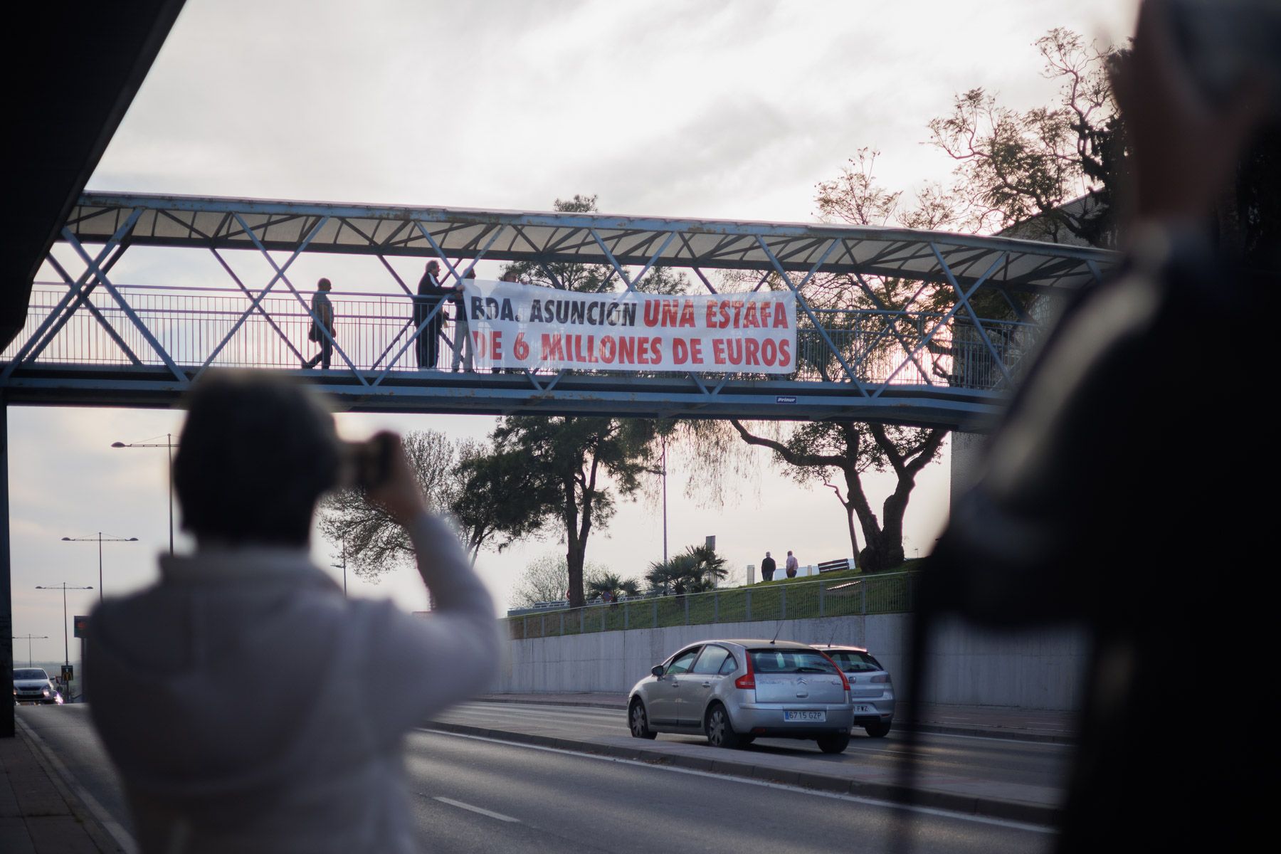 Vecinos indignados de La Asunción colocan, este pasado miércoles, una pancarta en la pasarela del Hospital de Jerez: "Una estafa de 6 millones".