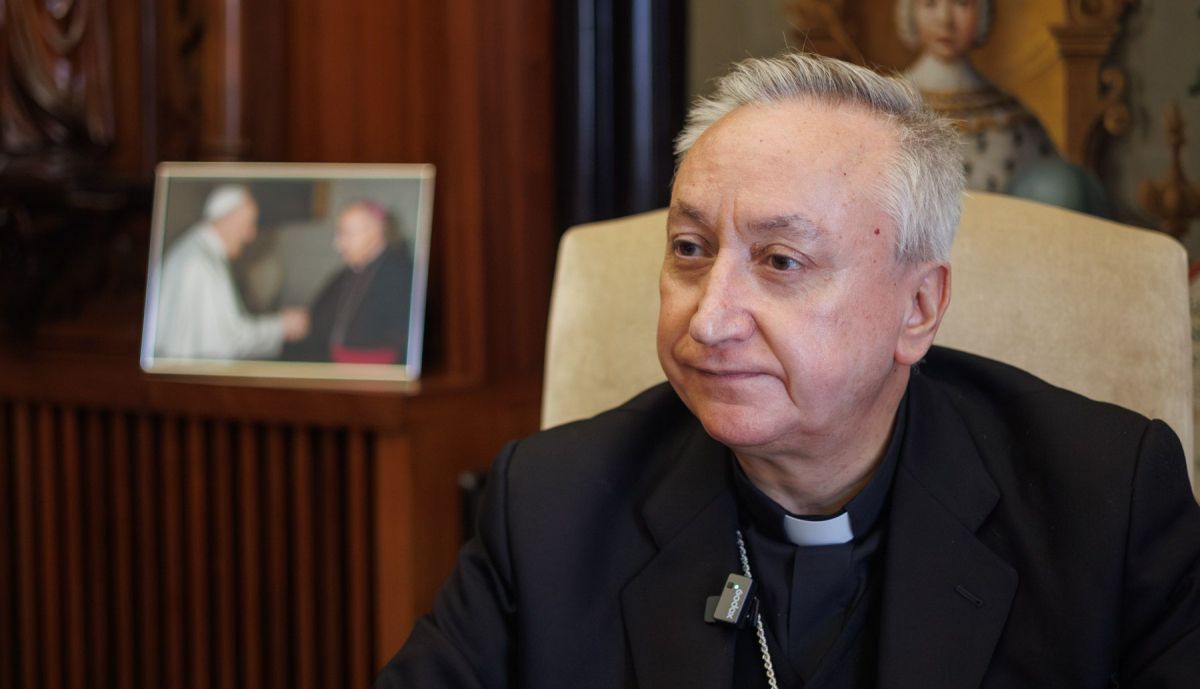 El prelado, con una foto detrás suya con el Papa Francisco, en el salón de consejos del palacio episcopal.