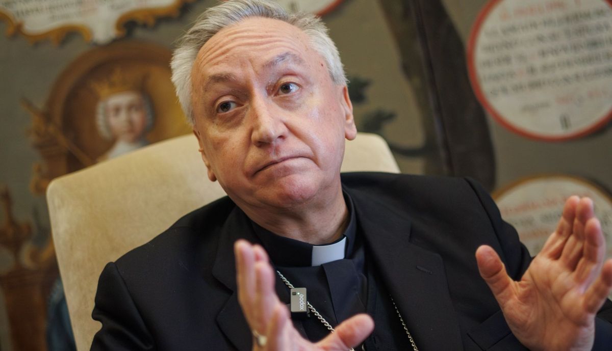 Un gesto del obispo en le transcurso de la entrevista.