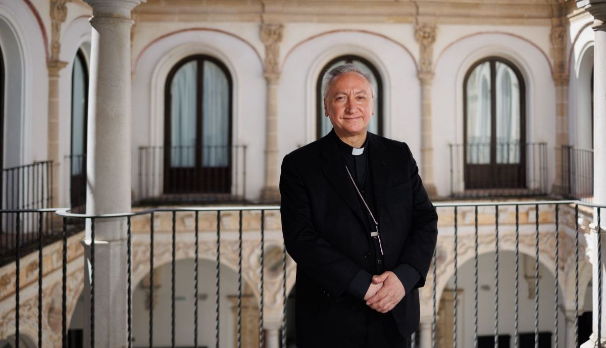 José Rico Pavés posando en la galería superior de la Casa de la Iglesia. 