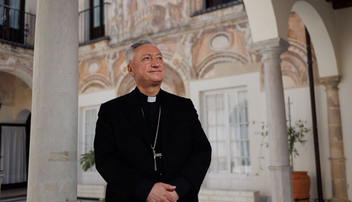 El obispo José Rico Pavés, en el interior del obispado de Jerez.