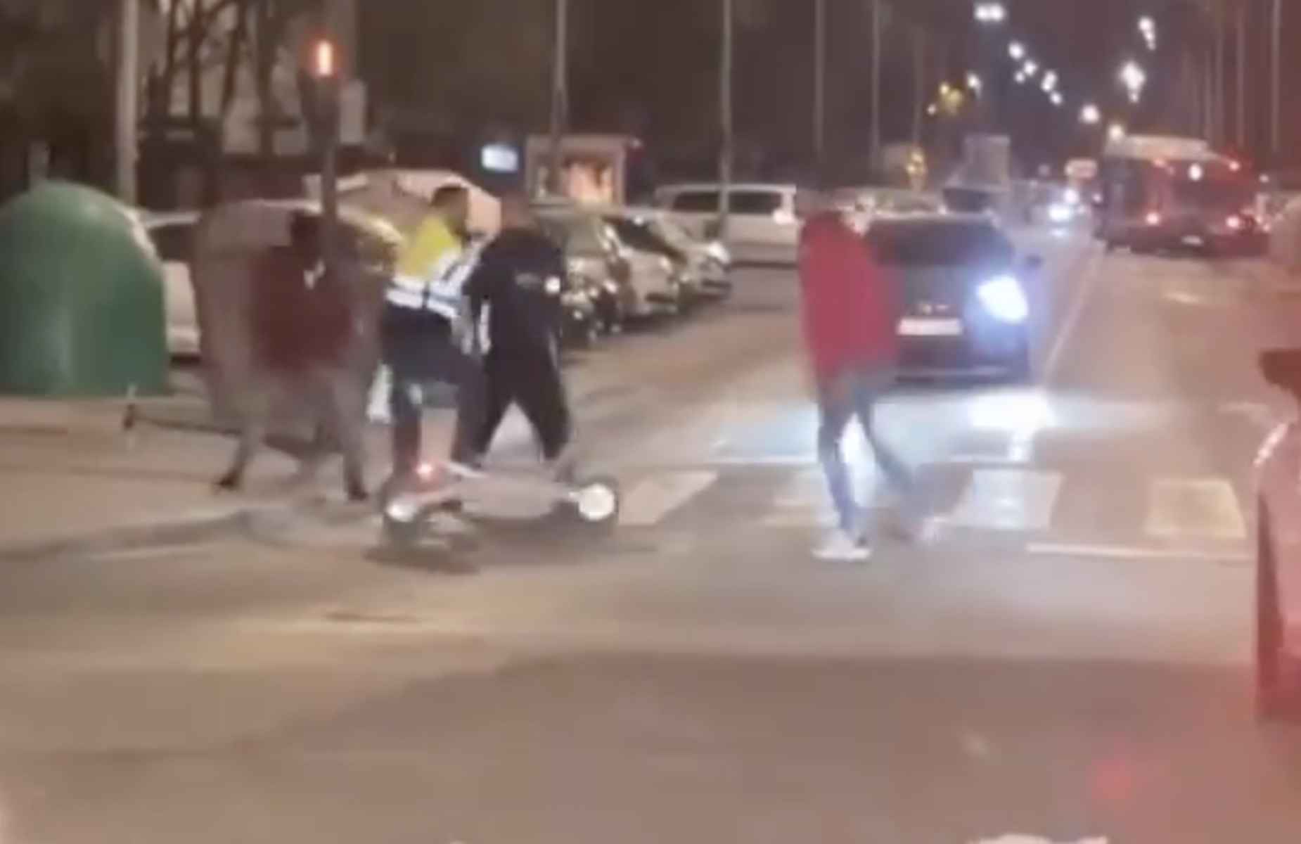 Pelea en mitad de un paso de peatones en Sevilla.