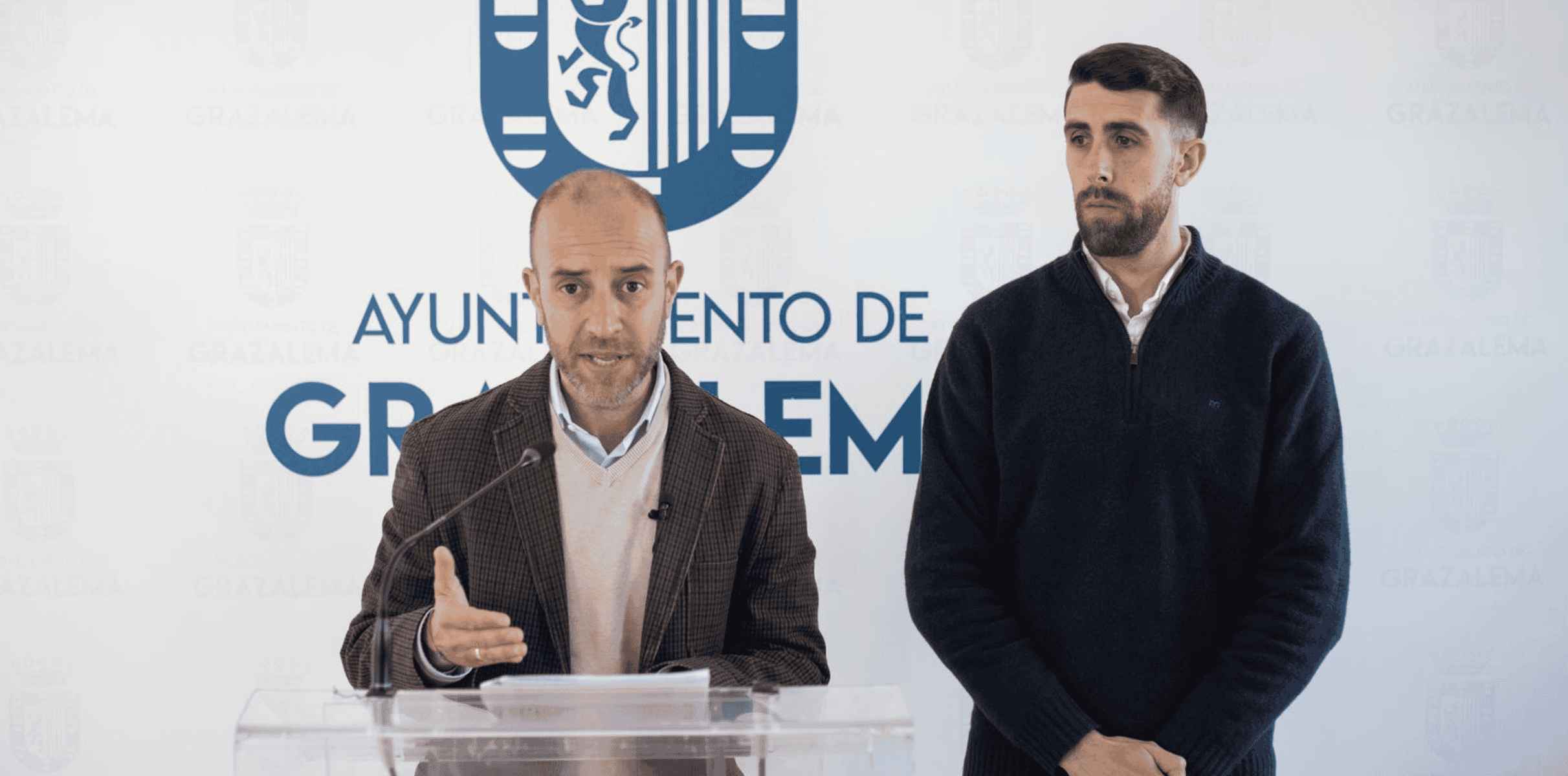 El alcalde de Grazalema, Carlos Javier García, junto al teniente de alcalde, Fran Domínguez.