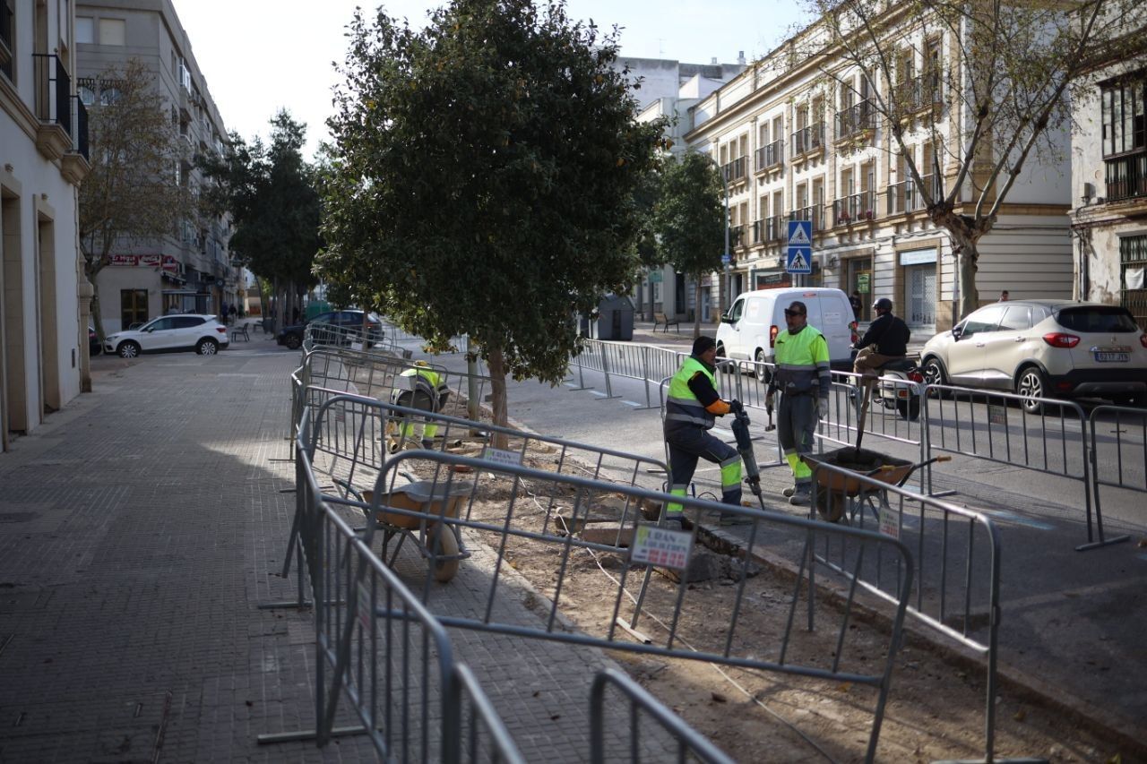 25 avenidas y calles que van a renovarse. Trabajos en los acerados de calle Porvenir, en el centro de Jerez, este jueves.