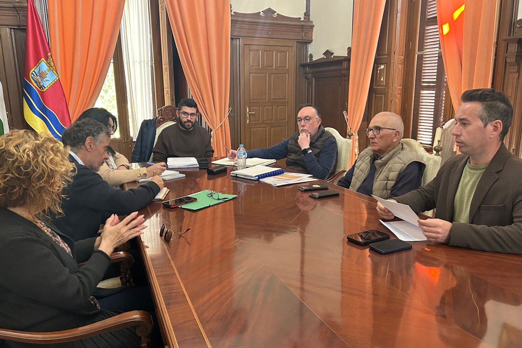 Reunión municipal con la Asociación de Vecinos de La Calzada sobre el montaje de la Feria de la Manzanilla en Sanlúcar.