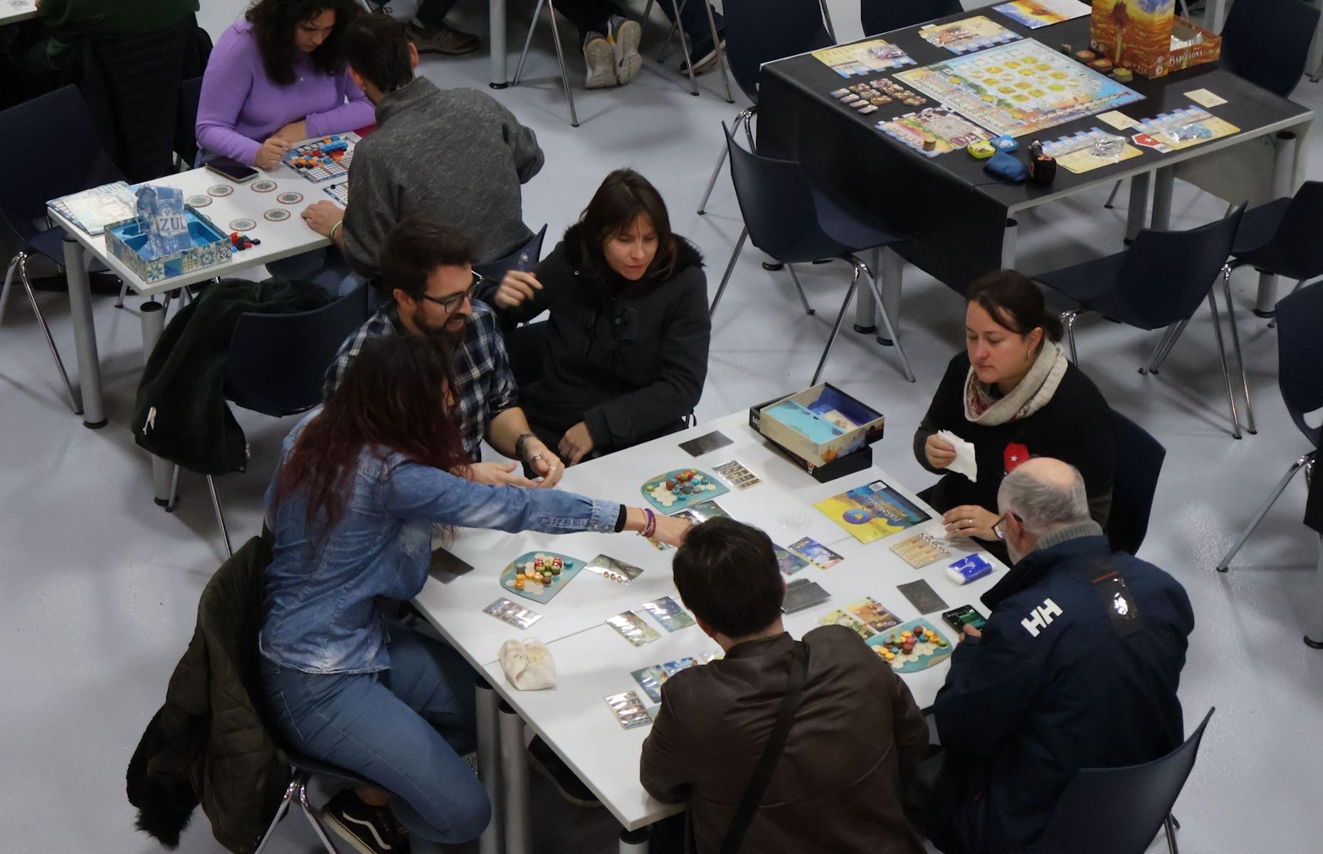 Un grupo de personas jugando a un juego de mesa en la última edición de Mecatolfest en Chiclana