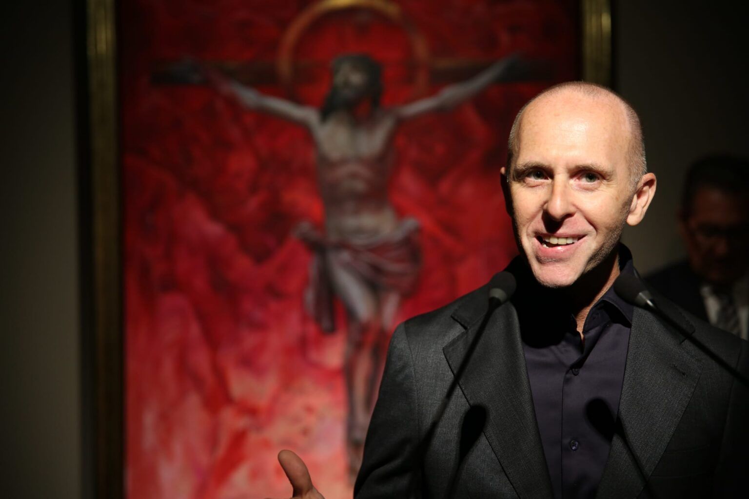 Antonie Cas ante el cartel de este año expuesto en la muestra.