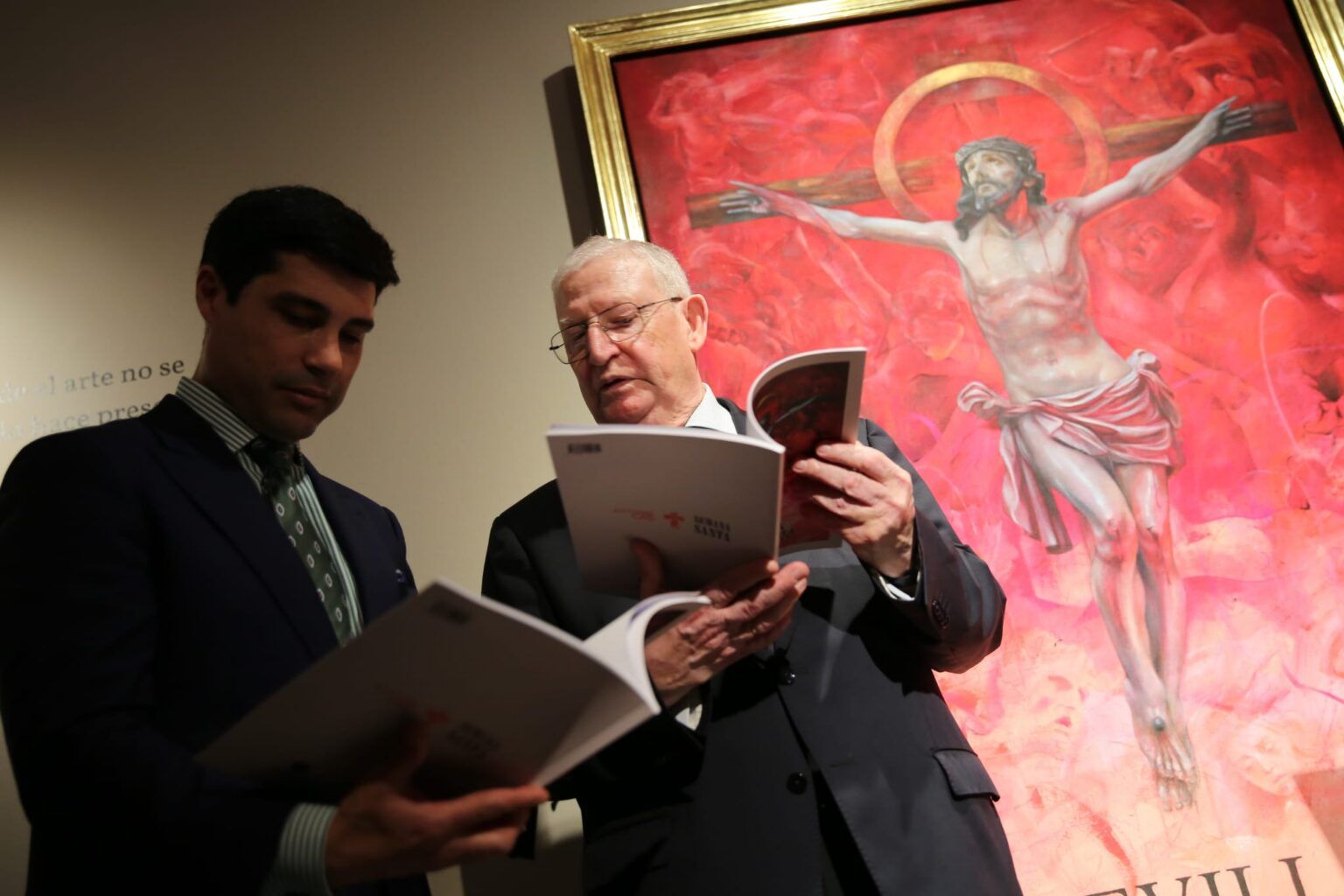 El presidente del Consejo comentando el catálogo de la exposición.  ALEJANDRO DEL CASTILLO