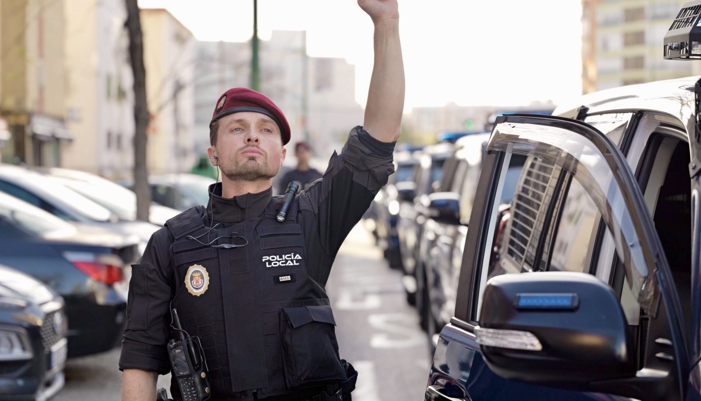Uno de los agentes del GAR, el grupo de élite recién creado de la Policía Local de Sevilla, se estrenó en El Cerezo con un despliegue nunca visto en el barrio de El Cerezo.