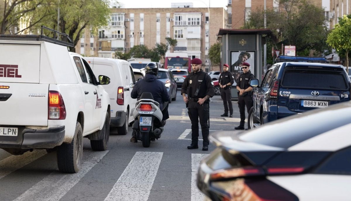 El grupo GAR realiza controles de identificación en el barrio sevillano de El Cerezo.