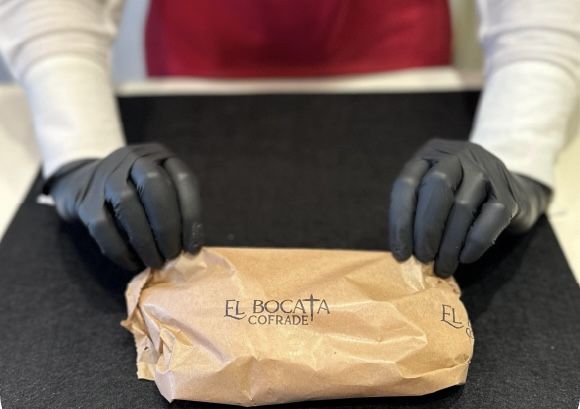 Uno de los bocatas ya envuelto para su entrega. El 'Glovo' de la Semana Santa de Sevilla.