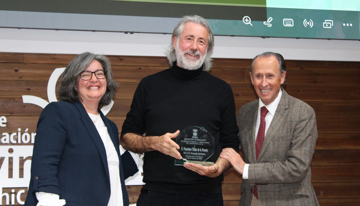 Entrega de los reconocimientos a la labor educativa.