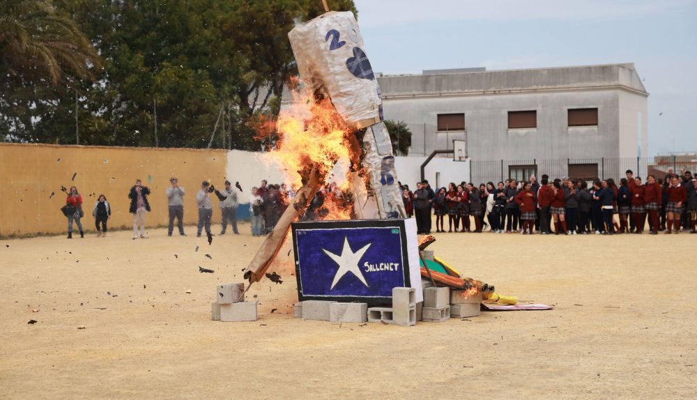 La falla en Jerez ardiendo.