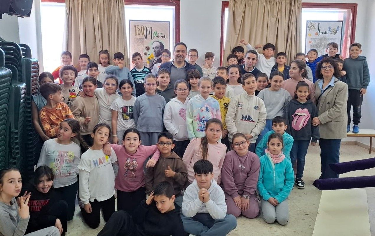 Alumnos de 4º de Primaria que trabajan y disfrutan a Antonio Machado en el colegio Picasso de Los Palacios y Villafranca.
