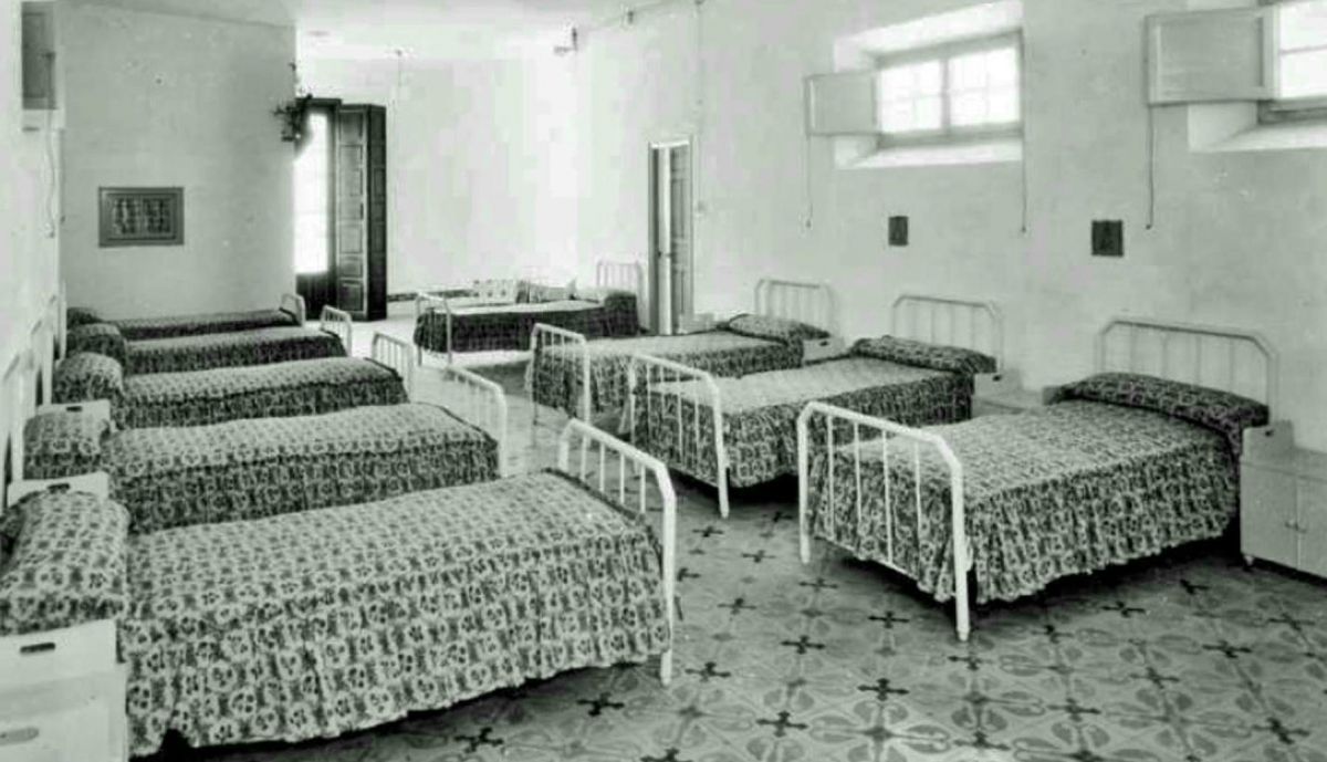 Dormitorio del Patronato en la calle Alberto lista, Sevilla. Hacia los años cuarenta. Archivo Histórico Provincial de Sevilla. (1)