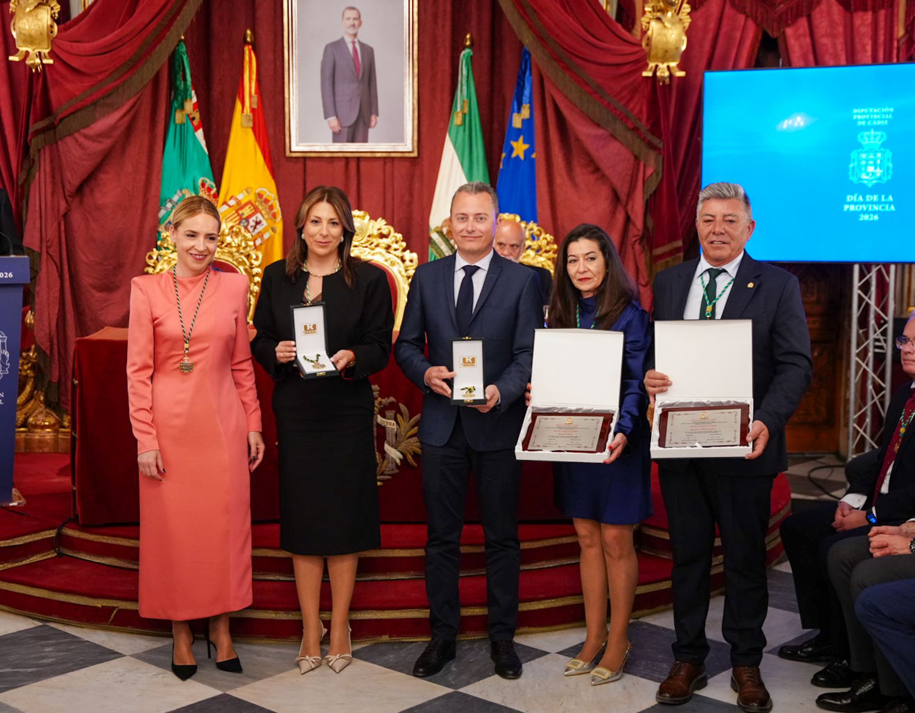 Santiago Galván y María Paz Fernández, alcaldes de Zahara de la Sierra y de Ronda, recogen las Medallas otorgadas en el Día de la Provincia.