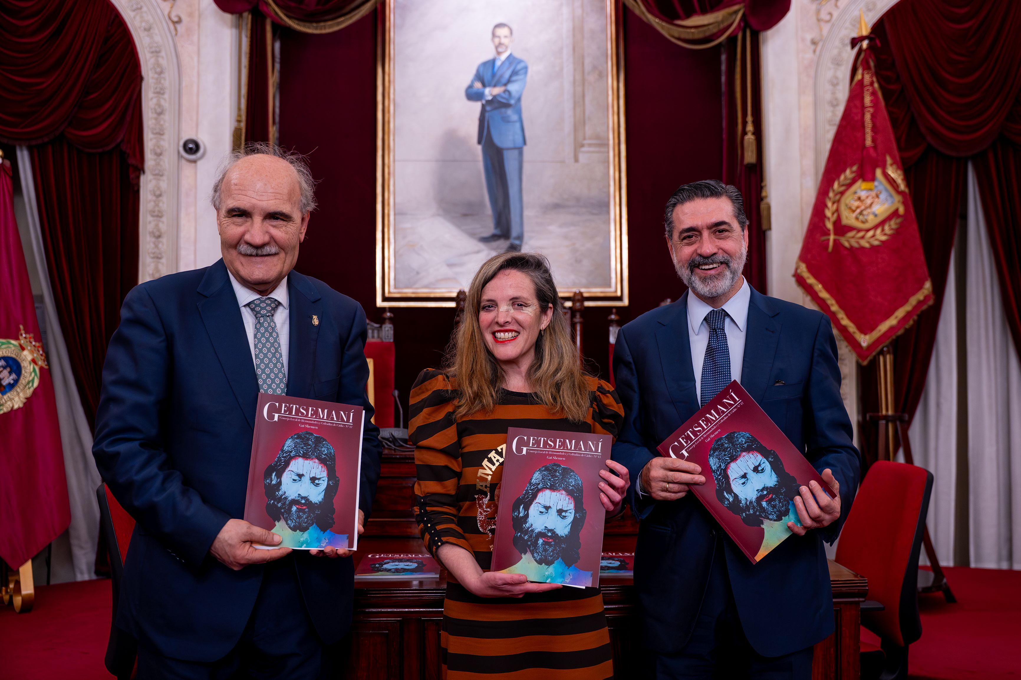 Las autoridades cofrades y municipales posando con la revista una vez concluido el acto.