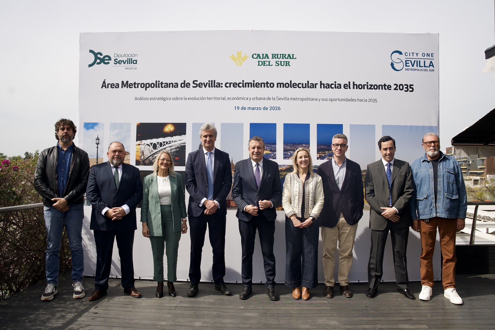 Algunas de las autoridades en la presentación del informe.