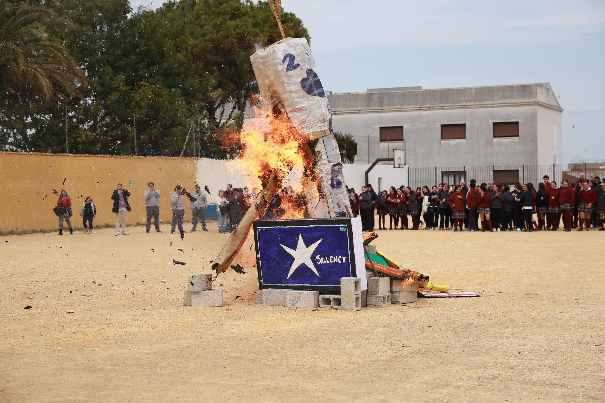 Momento en que la falla en el patio de La Salle Mundo Nuevo entra en combustión.