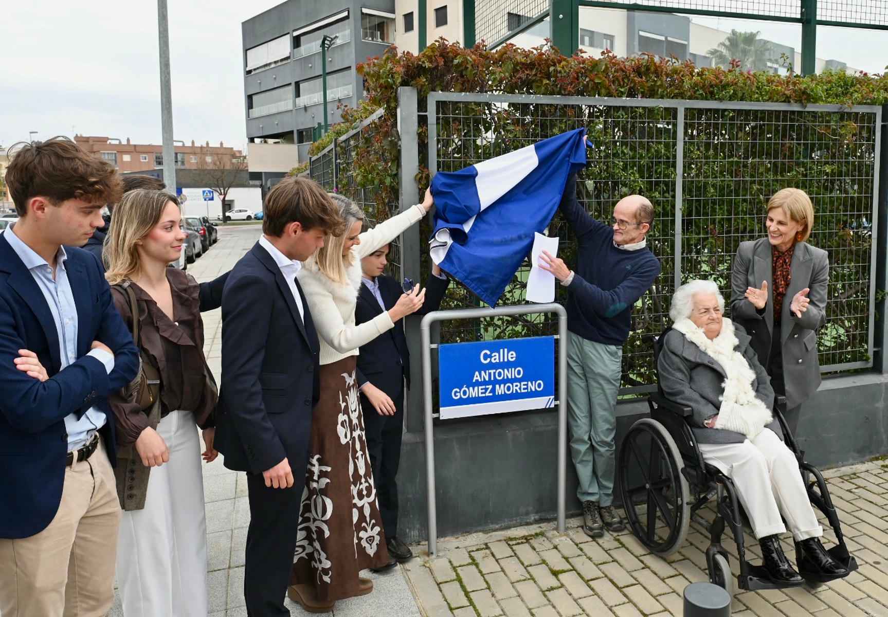 Momento en el que se descubre el nombre de la calle Antonio Gómez Moreno.