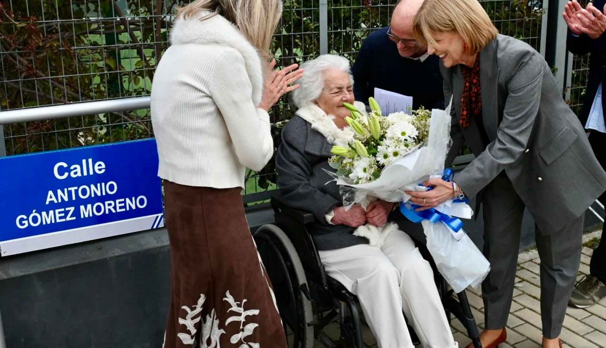 La alcaldesa de Jerez, María José García Pelayo, entrega un ramo de flores a al viuda de Antonio Gómez.