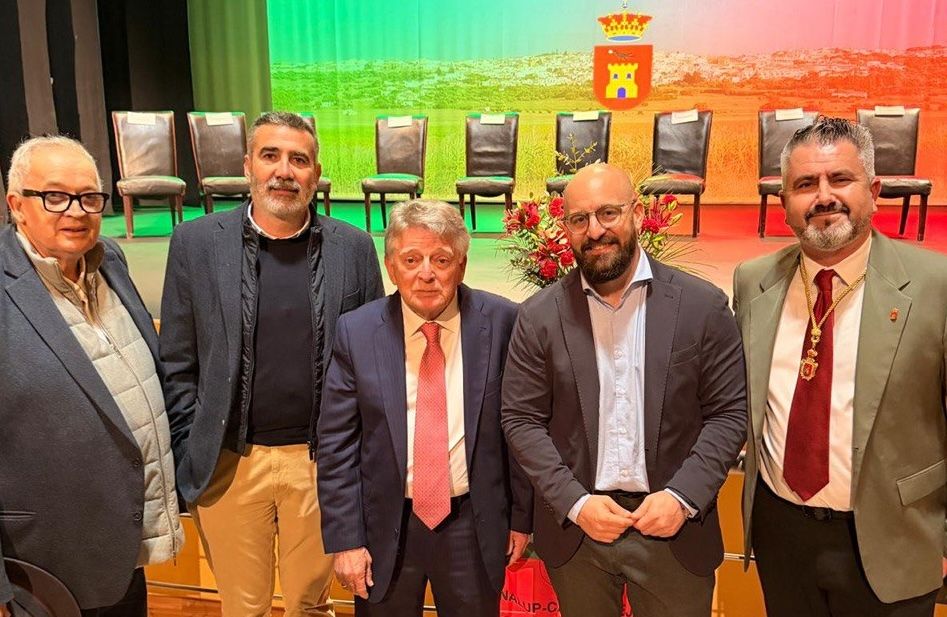González Cabaña, tras ser nombrado Hijo Predilecto de Benalup-Casas Viejas, junto a dirigentes como Germán Beardo y Javier Pizarro.