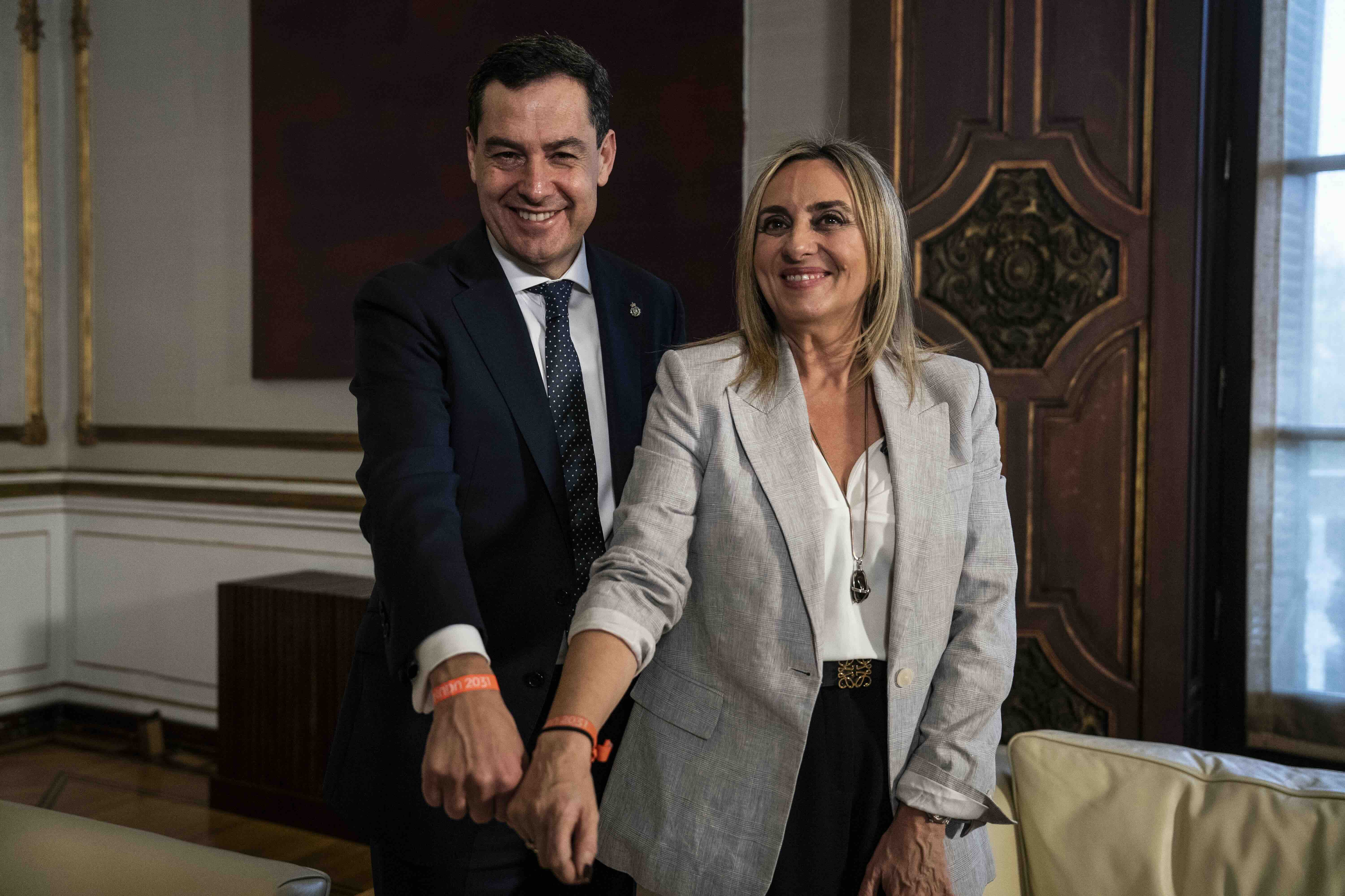 El presidente de la Junta, Juanma Moreno, y la alcaldesa de Granada, Marifrán Carazo, este pasado jueves con las pulseras de la candidatura a Capital Europea de la Cultura en 2031.