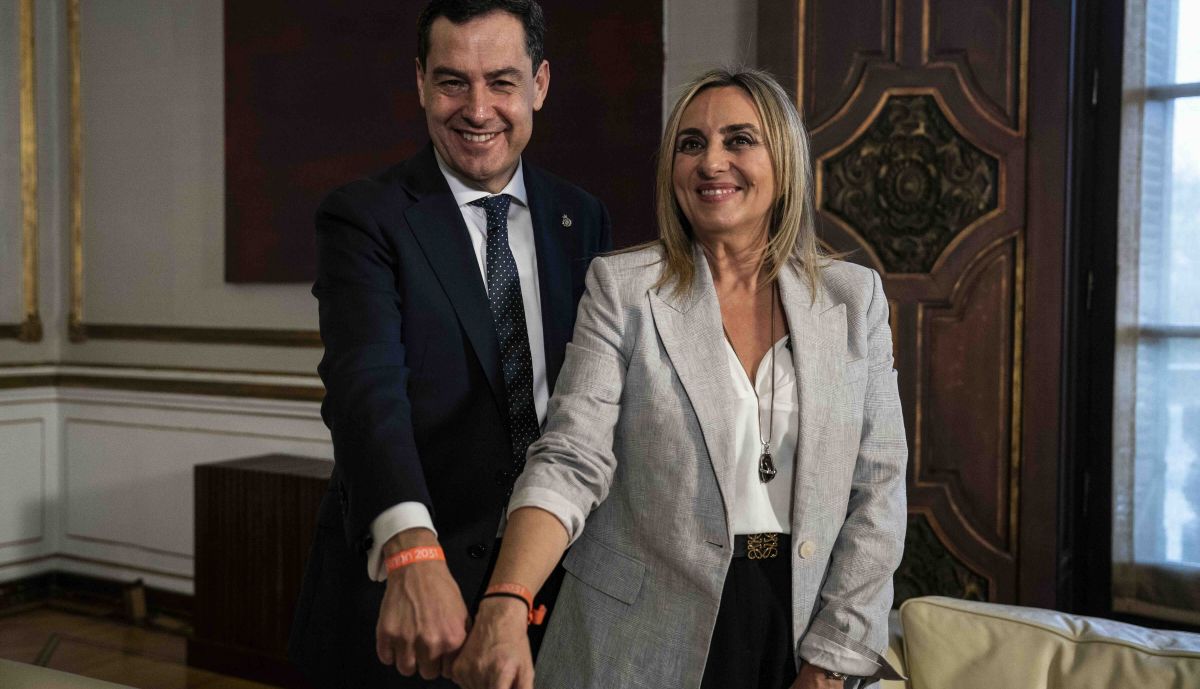 El presidente de la Junta, Juanma Moreno, y la alcaldesa de Granada, Marifrán Carazo, este pasado jueves con las pulseras de la candidatura a Capital Europea de la Cultura en 2031.